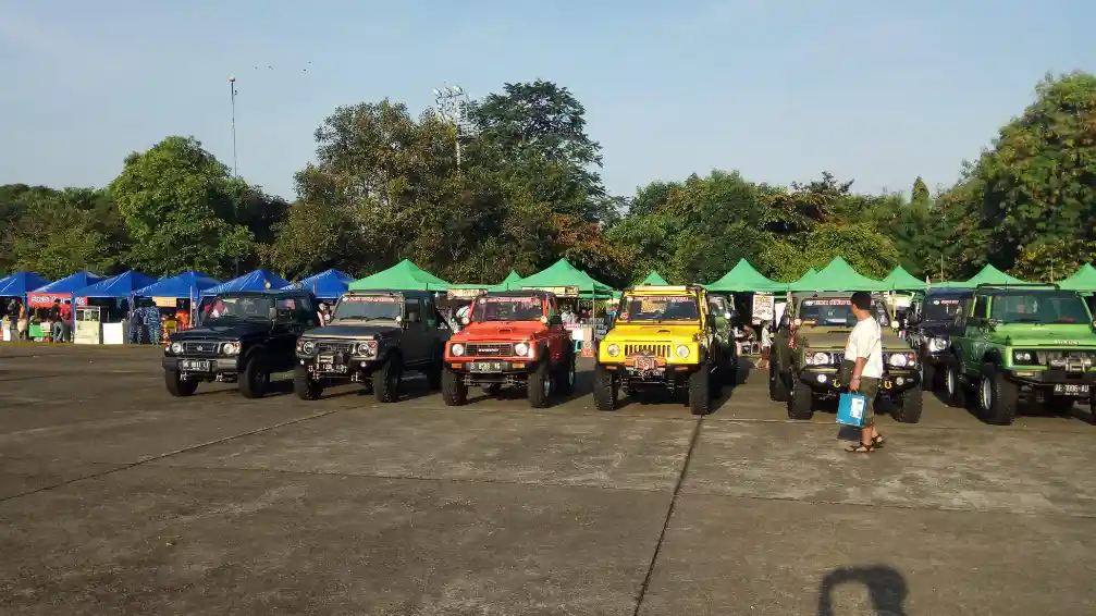 Foto - Berbagai Komunitas Padati 'Parkiran' Pesawat Lanud Halim, Ada Apa?