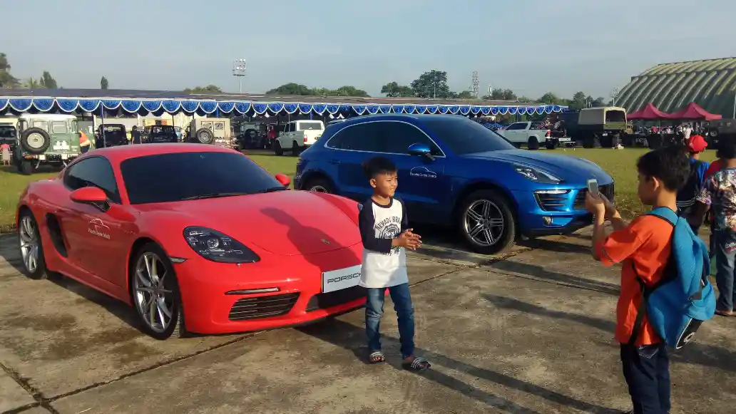 Foto - Berbagai Komunitas Padati 'Parkiran' Pesawat Lanud Halim, Ada Apa?