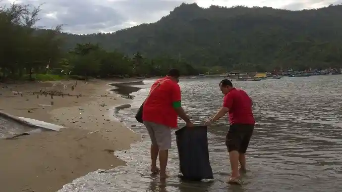 Foto - Innova Community Rela Pungut Sampah di Pantai Agar Jadi Contoh Baik 