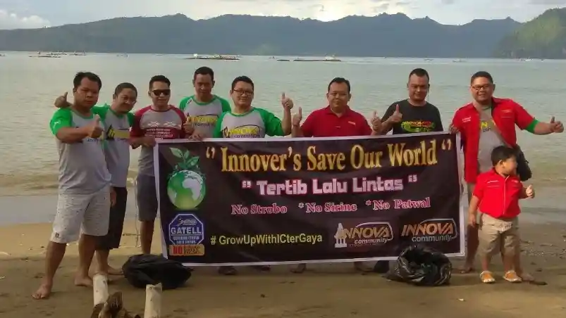 Foto - Innova Community Rela Pungut Sampah di Pantai Agar Jadi Contoh Baik 
