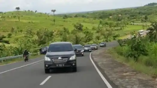 Berita - Innova Community Rela Pungut Sampah di Pantai Agar Jadi Contoh Baik 