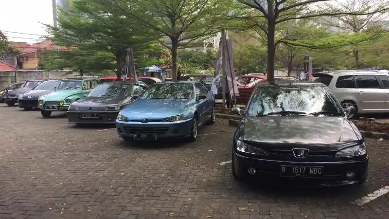 Foto - Mobil-Mobil Buatan Perancis Ramaikan Jakarta. Ada Apa?