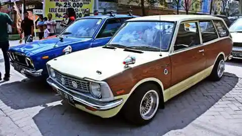 Foto - KOMUNITAS: Ratusan Mobil Retro Di Sumut Silaturahmi Akbar