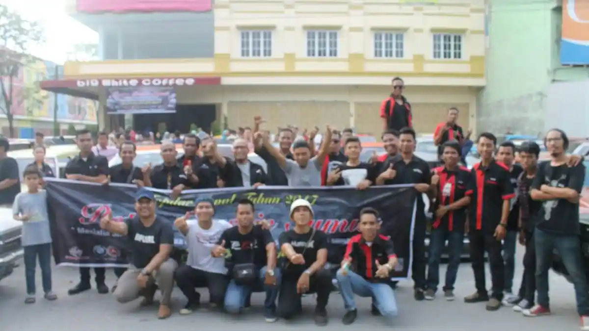 Foto - KOMUNITAS: Ratusan Mobil Retro Di Sumut Silaturahmi Akbar