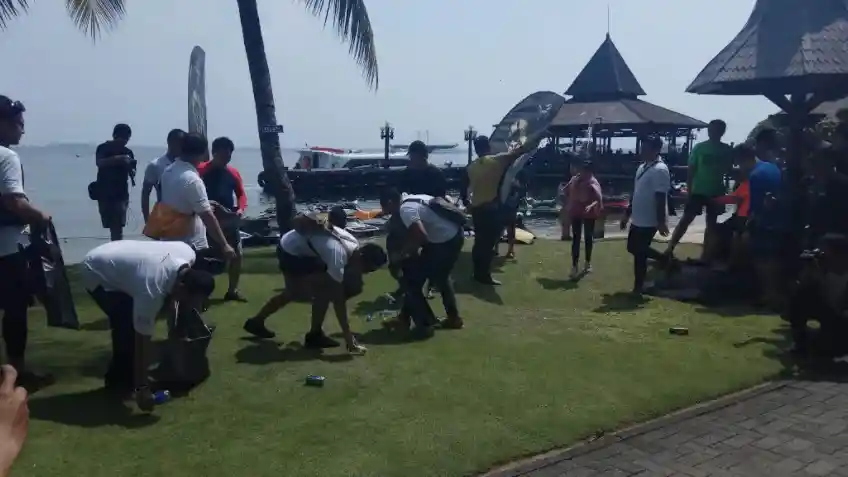 Foto - Para Pemilik Porsche Rela Pungut Sampah di Kepulauan Seribu