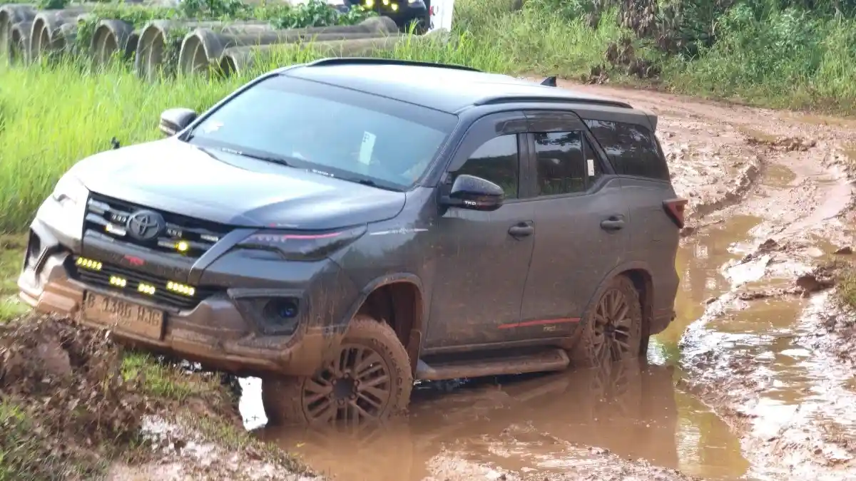 Foto - Komunitas Fortuner ID42NER Rayakan HUT Sampil Uji Ketangguhan Fortuner Baru