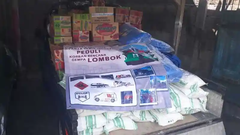 Foto - Komunitas Ini Saling Bergabung Mengumpulkan Bantuan Untuk Korban Gempa Lombok