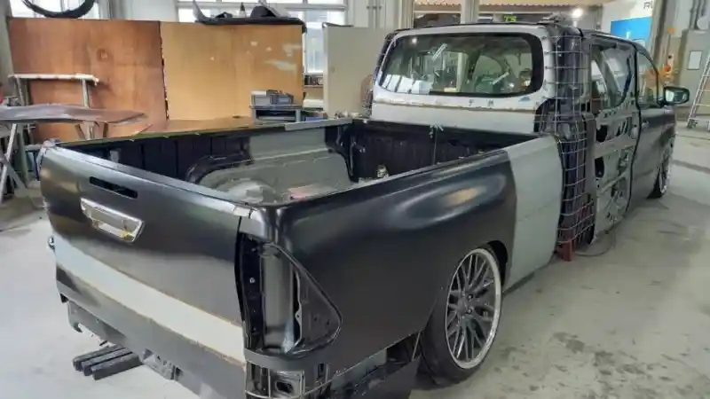 Foto - Konversi Alphard dan Hilux Jadi Pickup Modern, Begini Bentuknya