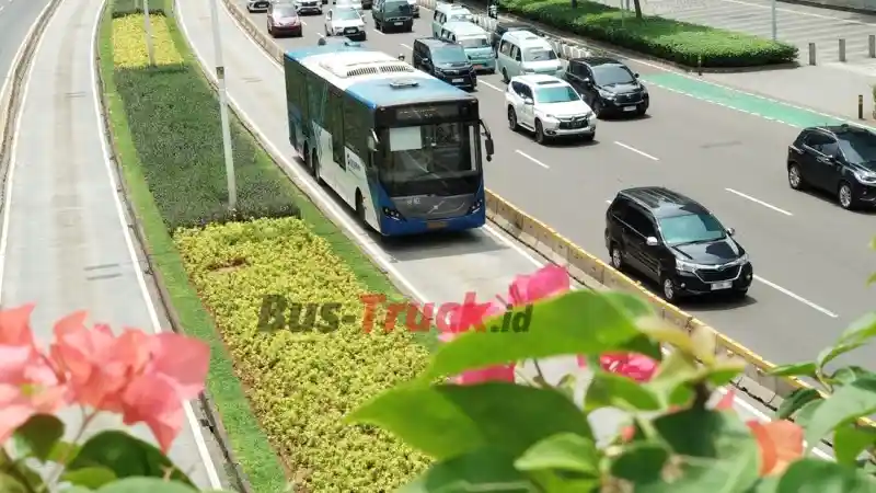 Foto - Jalur Busway Harus Steril Dari Kendaraan Lain