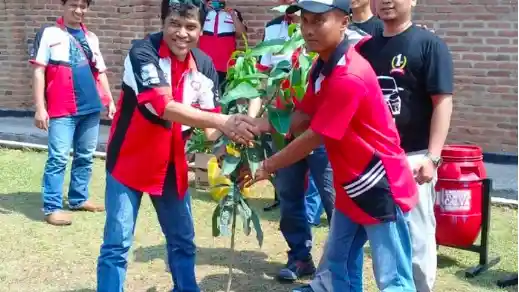 Foto - Komunitas Toyota Calya Inisiatif Bersih-Bersih Candi di Karawang