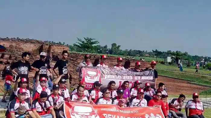 Berita - Komunitas Toyota Calya Inisiatif Bersih-Bersih Candi di Karawang