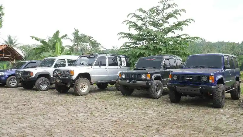 Foto - Komunitas Pecinta Trooper Berbagi Keceriaan di Desa Sambil Off-Road