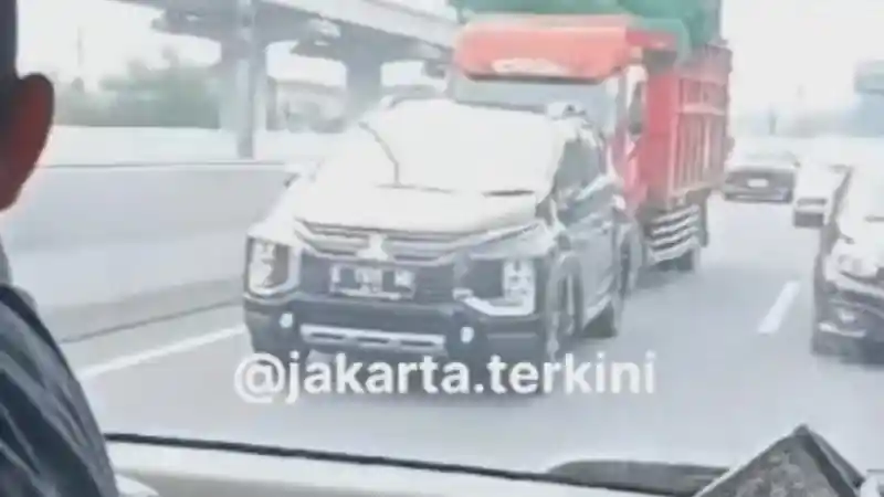 Foto - Laka Beruntun Di GT Halim, Akibat Sopir Truk Yang Nekad 