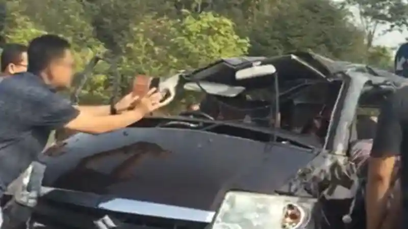 Berita - Polisi Jerman 'Shock Theraphy' Orang yang Foto Kecelakaan