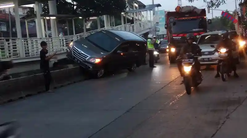 Berita - Marak Kecelakaan Tabrak Pembatas Jalan, Ini Kata Kepolisian