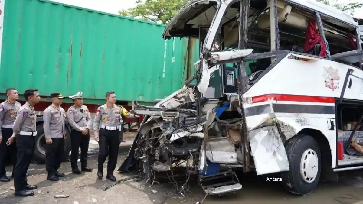 Berita - Pramudi Bus AKAP Mengantuk, Ada Enam Orang Meninggal