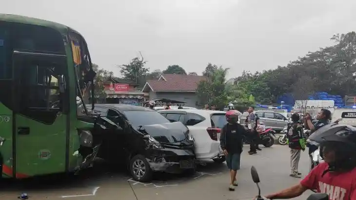 Foto - Lagi, Truk Penyebab Kecelakaan Di Jalan Padat 