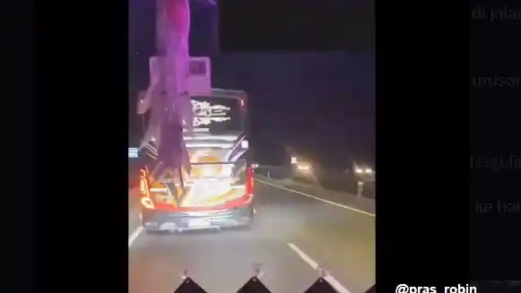 Foto - Bus Pariwisata Kecelakaan (Lagi) Di Tol Cipali