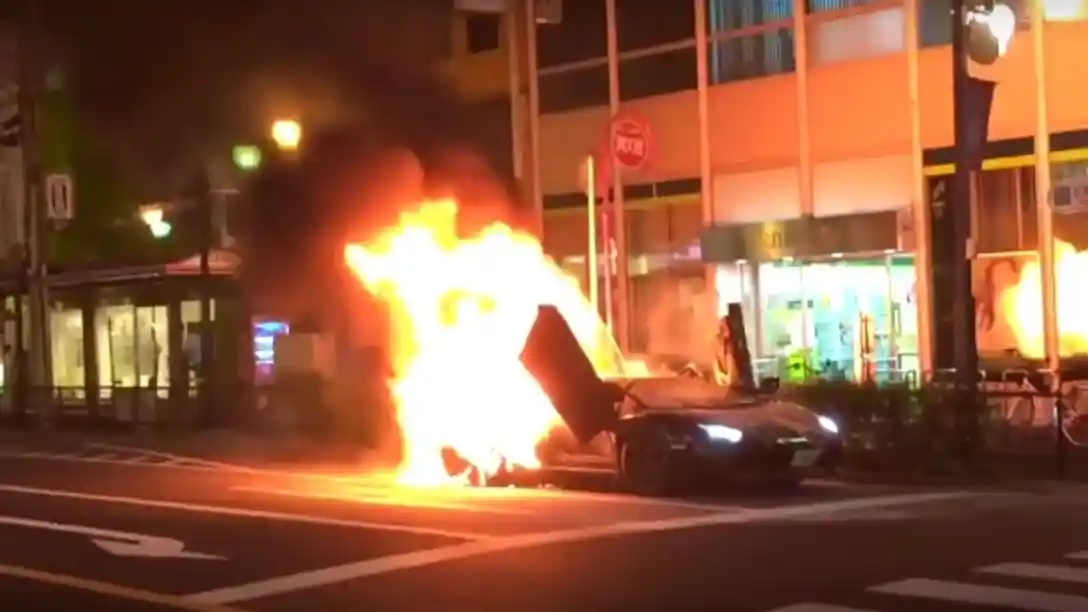 Berita - VIDEO: Lamborghini Aventador Terbakar Hebat