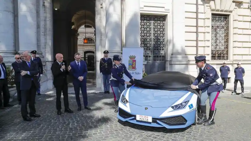 Foto - Lamborghini Huracan Ini Jadi Mobil Polisi Di Italia Dengan Tugas Spesial
