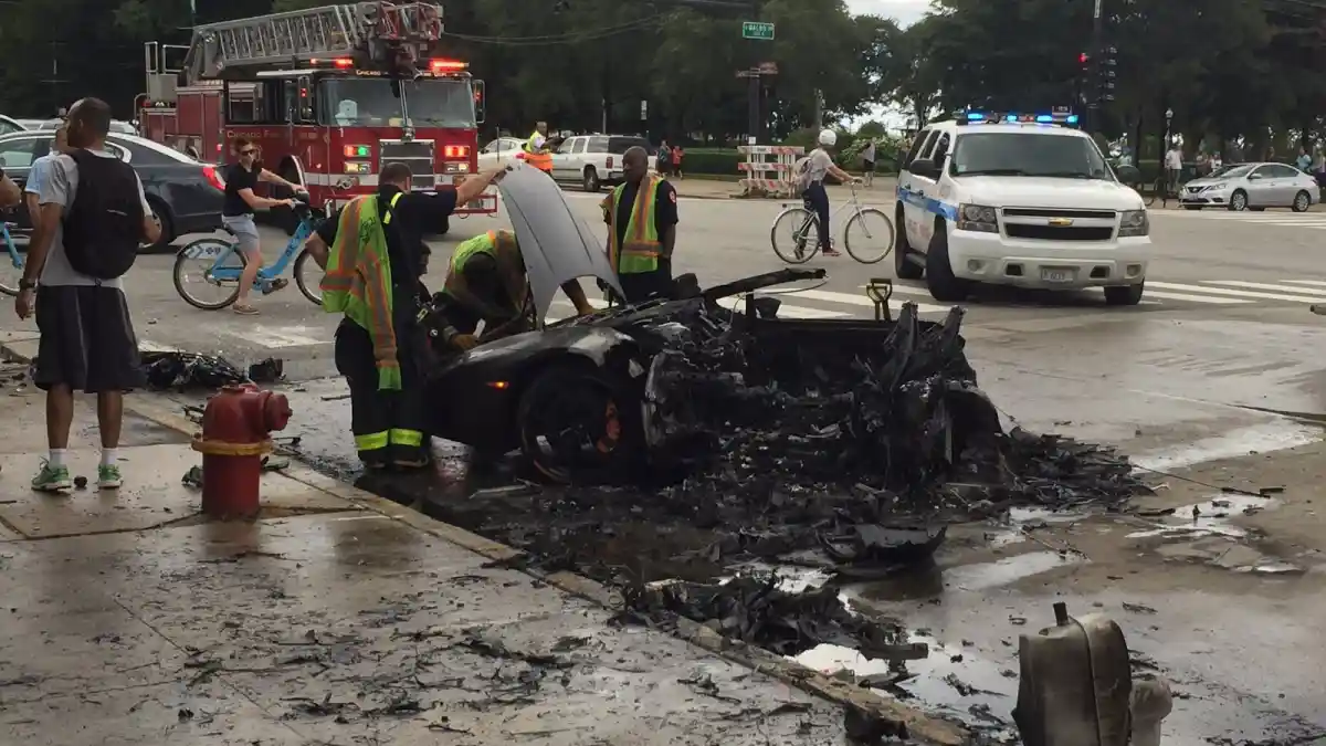 Foto - Lamborghini Aventador Terbelah Setelah Menghantam Tiang