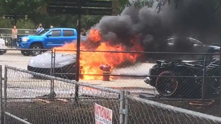 Foto - Lamborghini Aventador Terbelah Setelah Menghantam Tiang