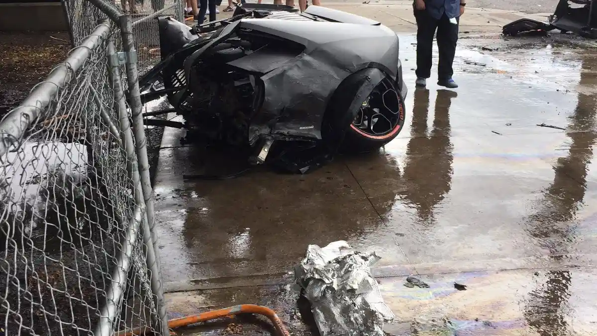 Foto - Lamborghini Aventador Terbelah Setelah Menghantam Tiang