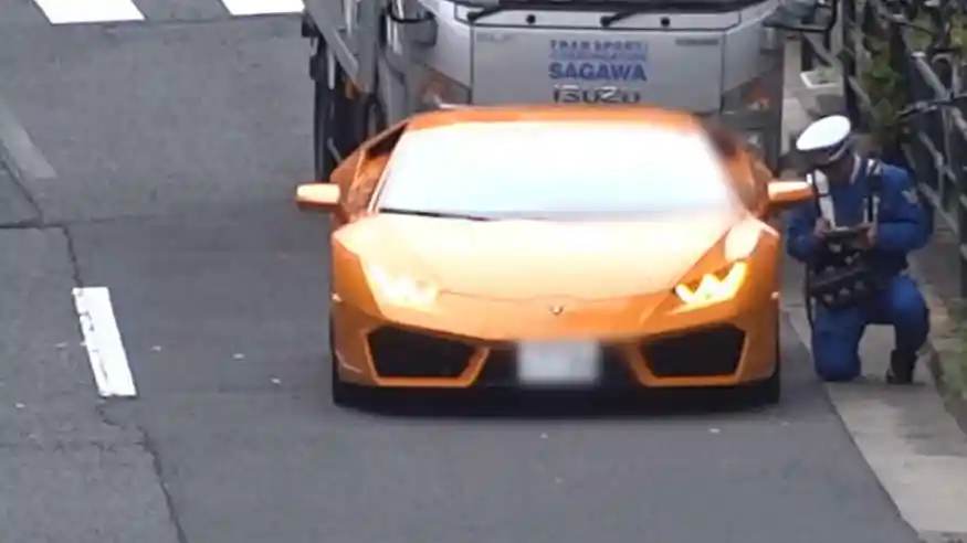 Foto - VIDEO: Lamborghini Huracan Ditilang Oleh Polisi Bersepeda