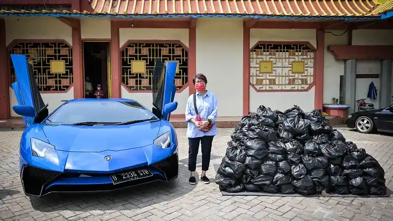 Foto - Lamborghini Club Indonesia Ulurkan Bantuan Untuk Pemulung