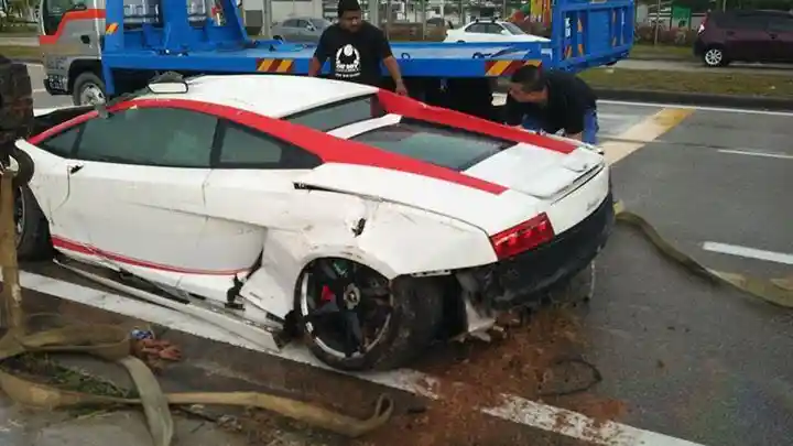 Foto - Walah, Lamborghini Gallardo Yang Dikemudikan Remaja Ini Berakhir Di Parit
