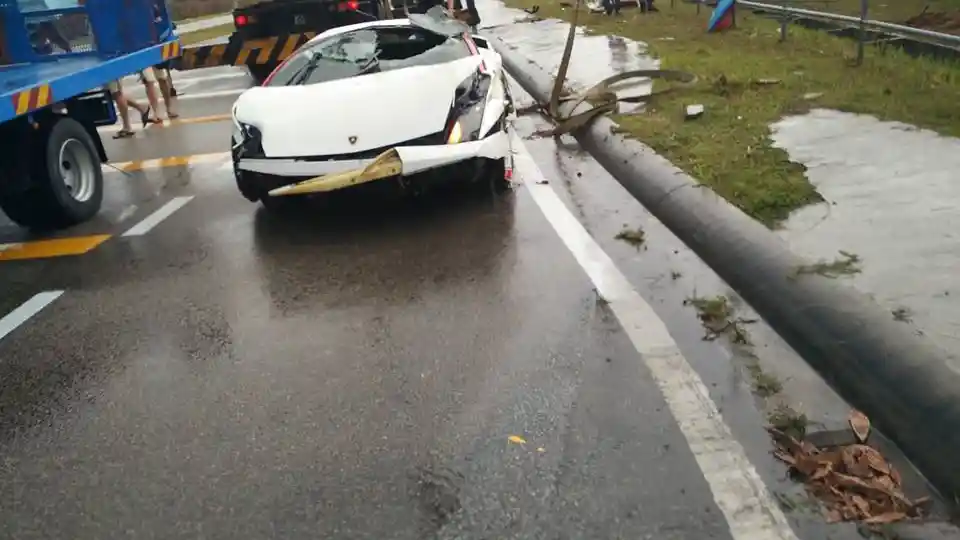 Foto - Walah, Lamborghini Gallardo Yang Dikemudikan Remaja Ini Berakhir Di Parit