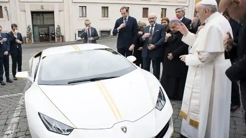 Foto - Huracan Harga Istimewa Bertanda Tangan Paus Fransiskus