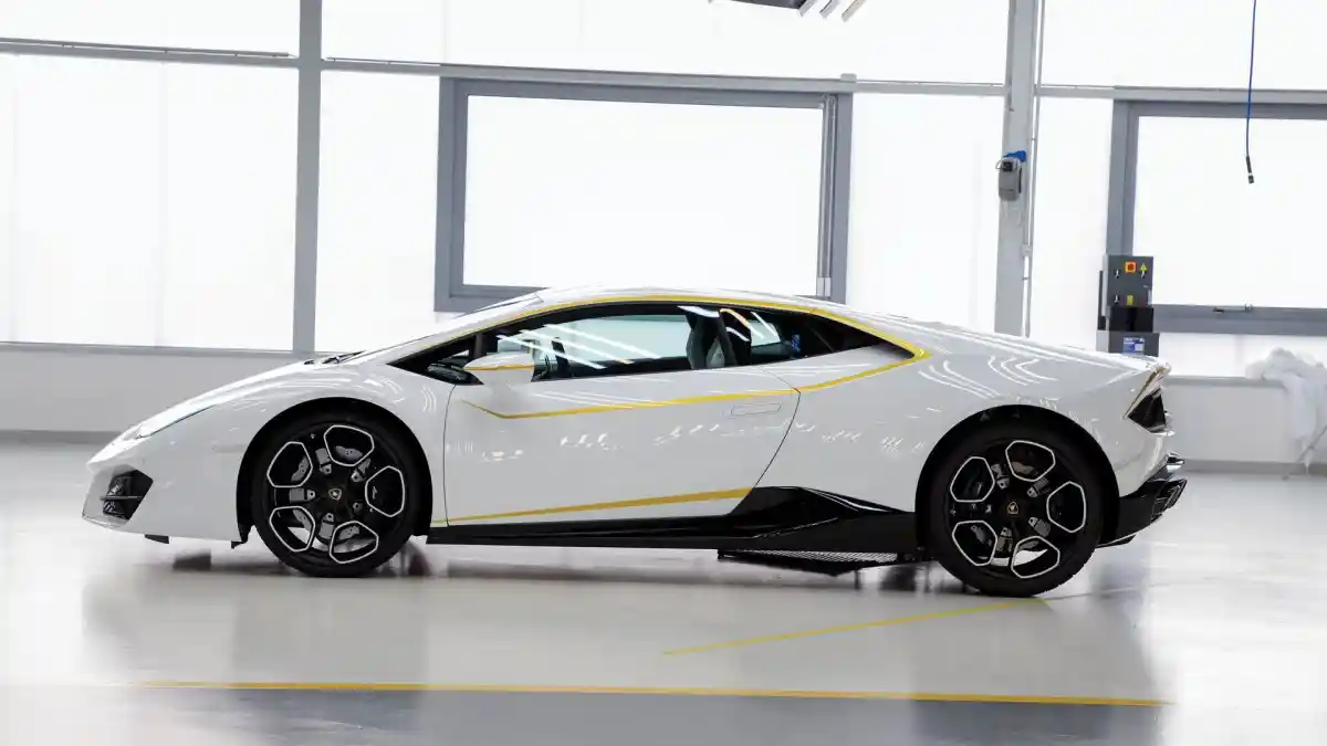Foto - Lamborghini Milik Paus Bakal Dilelang Untuk Bantu Korban ISIS