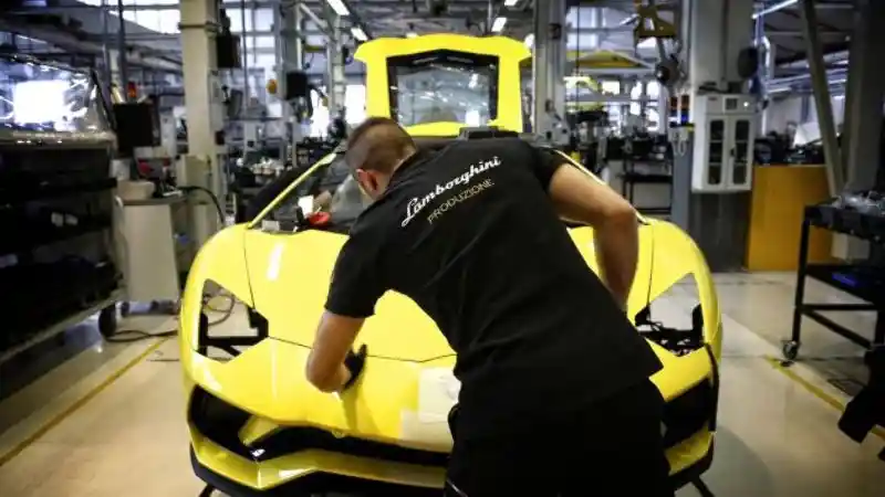 Foto - Ferrari dan Lamborghini Inisiatif Tutup Pabrik Sementara