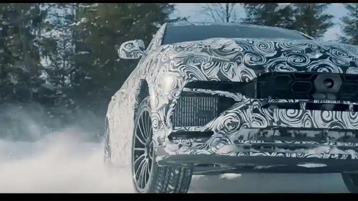 Foto - VIDEO: SUV Pertama Lamborghini Disiksa di Padang Pasir dan Trek Salju