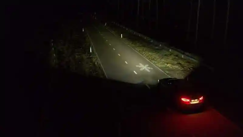 Foto - Ford Kembangkan Lampu Mobil yang Bisa Memproyeksikan Informasi Jalan