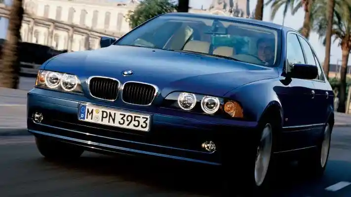 Foto - 6 Mobil Dengan Desain Lampu Utama yang Unik