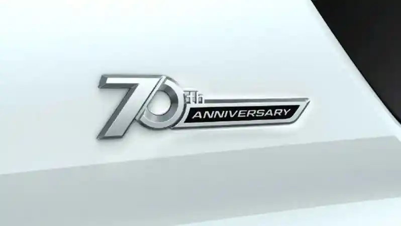 Foto - Toyota Rilis Edisi Spesial Land Cruiser Prado