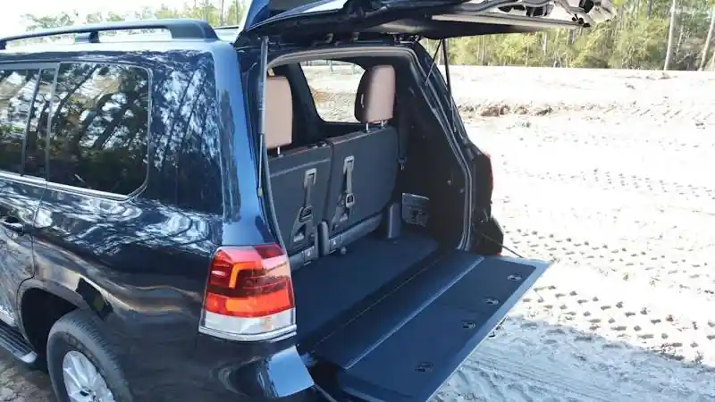 Foto - Ada Satu Ciri Khas Land Cruiser Yang Hilang Di Generasi Terbarunya