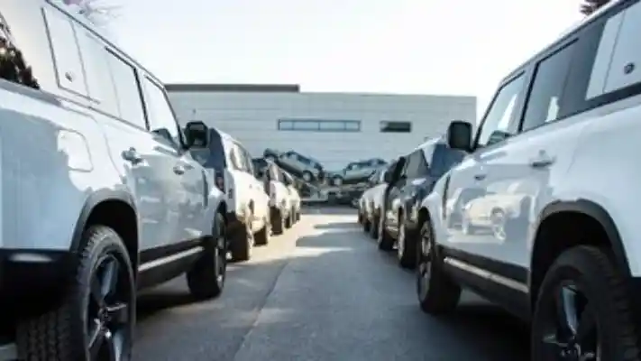 Foto - Land Rover Sumbang Defender ke Palang Merah Inggris