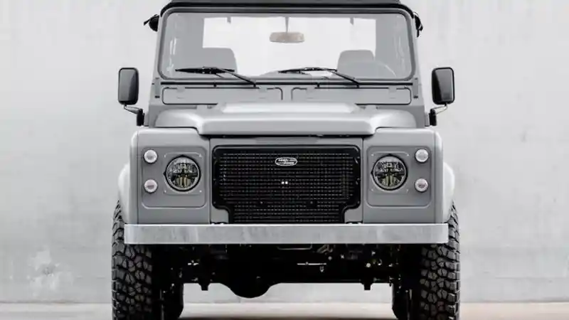 Foto - Sasis Land Rover Defender Dijadikan Seorang Seniman Sebagai 'Kanvas'