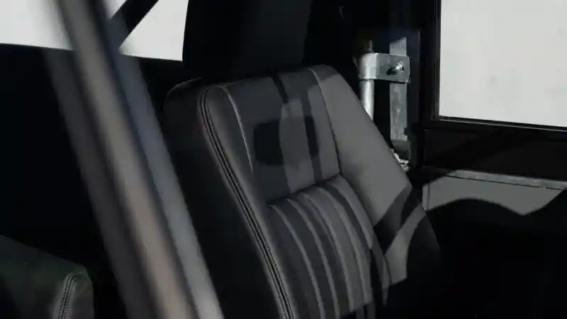 Foto - Sasis Land Rover Defender Dijadikan Seorang Seniman Sebagai 'Kanvas'