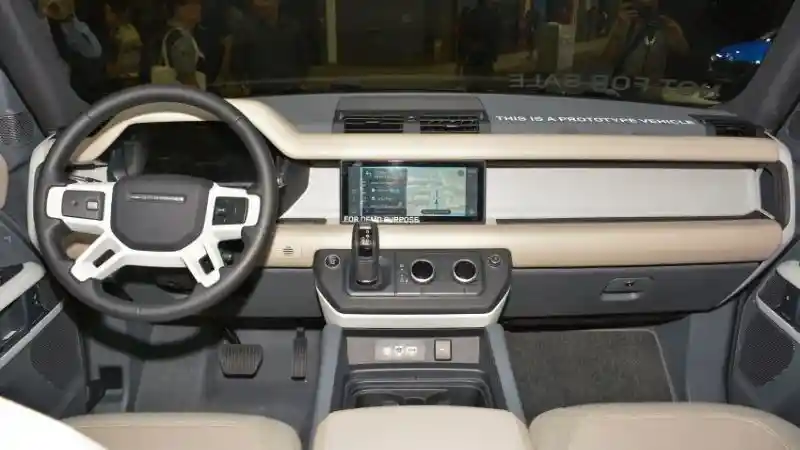 Foto - Land Rover Defender Generasi Terbaru Melantai di Singapura