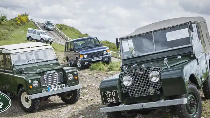 Foto - Merinding! Perayaan 70 Tahun Land Rover Pecahkan Rekor Dunia 