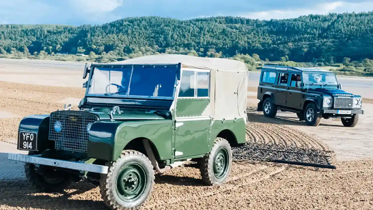 Foto - 11 Mobil Klasik Bersebelahan Dengan Model Terbarunya