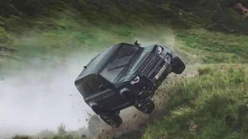 Foto - Land Rover Defender Bond Edition Melenggang di Jakarta