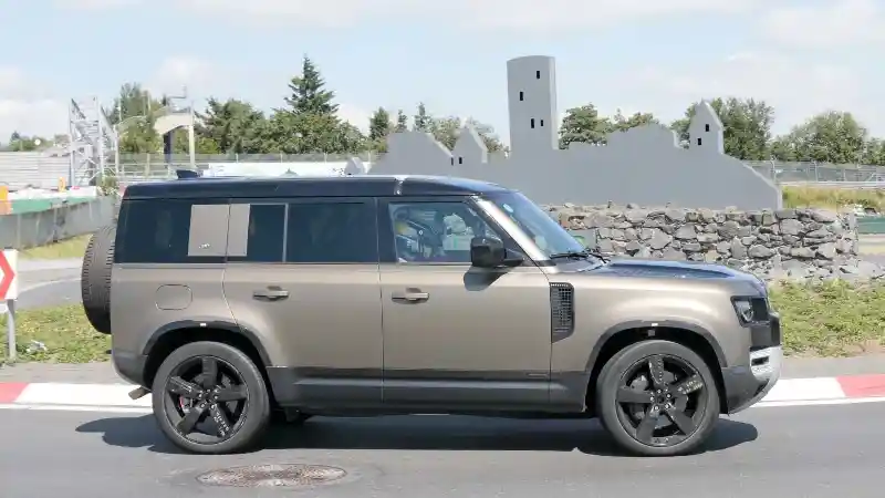 Foto - Lupakan Sejenak Efisiensi, Mari Bersenang-Senang, New Land Rover Defender Punya Versi V8 