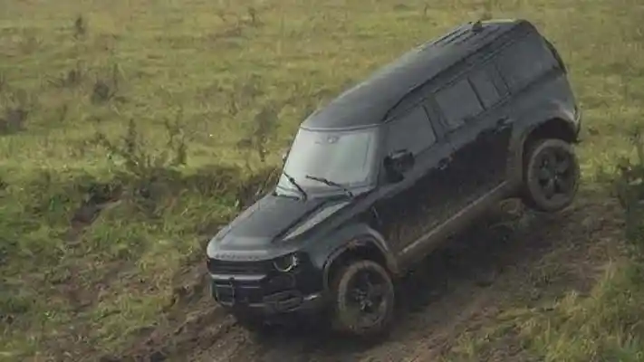 Foto - Land Rover Defender Bond Edition Melenggang di Jakarta