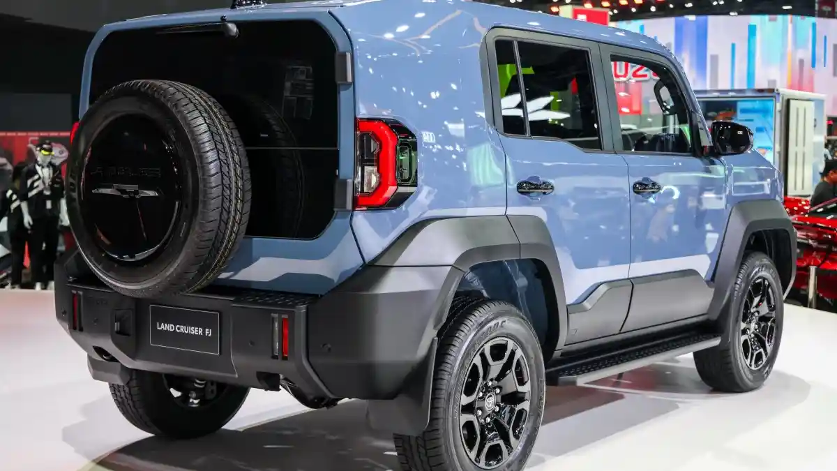 Foto - Toyota Land Cruiser FJ Resmi Meluncur Di Thailand. Harganya Lebih Murah Dari Fortuner