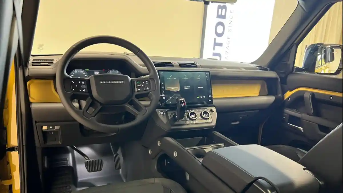 Foto - Land Rover Defender Trophy Edition, Nostalgia Legendaris Indonesia